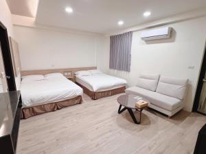 A bed or beds in a room at Cai Jyu B&B