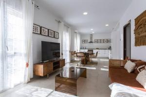 La Perla I في خيريز دي لا فرونتيرا: غرفة معيشة مع أريكة وطاولة