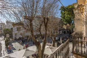 La Perla I في خيريز دي لا فرونتيرا: شجرة أمام مبنى يمشي عليه الناس