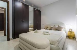 La Perla I في خيريز دي لا فرونتيرا: غرفة نوم بيضاء مع سرير أبيض كبير مع الوسائد