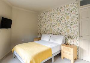 Postel nebo postele na pokoji v ubytování Character House in Frinton Minutes from Sea, Beach, Shops and Cafes