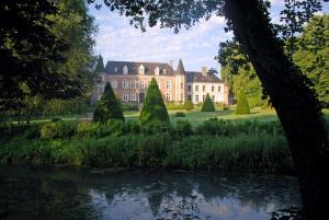 a large house with a pond in front of it at Château d'Argoules, Baie de Somme près de la mer in Argoules