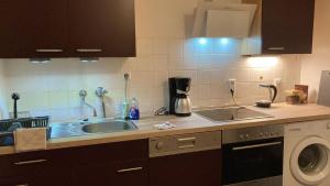 a kitchen with a sink and a washing machine at # PREMIUM # Monteur-Paradies Mittelfranken 2 in Niederdorla +5 photos