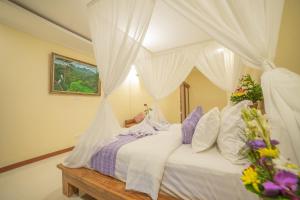 Postel nebo postele na pokoji v ubytování Bulan Adi Villa By Reccoma + 43 fotografií