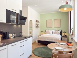 Кровать или кровати в номере Brunnen Apartments