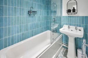 Un baño con lavabo, bañera e inodoro. en Host & Stay - Blatchington Road, en Brighton & Hove