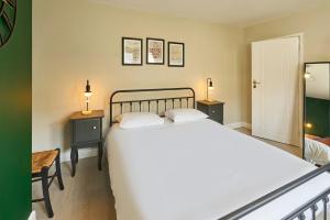 Un dormitorio con una cama blanca y dos mesitas de noche. en Host & Stay - Blatchington Road, en Brighton & Hove