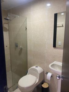 Ένα μπάνιο στο Apartamento amoblado en la ciudad de Pereira