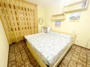 ein Schlafzimmer mit einem Bett in einem Zimmer in der Unterkunft Dimora Scacciapensieri a Marina di Cecina by Zoom In Earth in Marina di Cecina