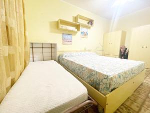 Zimmer mit 2 Betten in einem Zimmer in der Unterkunft Dimora Scacciapensieri a Marina di Cecina by Zoom In Earth in Marina di Cecina + 15 Fotos