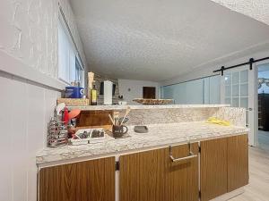 a kitchen with a sink and a counter top at Logement 1 pièce Cozy - Parfait pour Courts Séjours in Montreal +8 photos