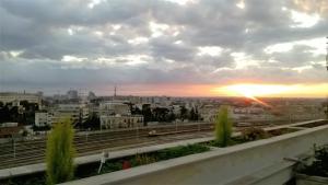 ein Blick auf eine Stadt mit Sonnenuntergang in der Unterkunft B&B GANAJ - Corso Italia 89 - BARI in Bari + 13 Fotos