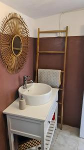 a bathroom with a sink and a mirror at Baobab Moz Lodge in Adail