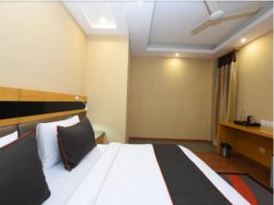 Postel nebo postele na pokoji v ubytování Hotel Bharat Stay A Family Hotel - Delhi Airport