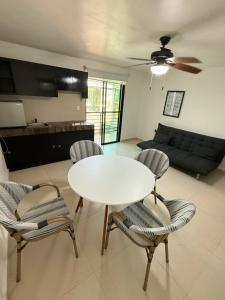 ein Wohnzimmer mit einem weißen Tisch und Stühlen in der Unterkunft Marazul Hotel Boutique in Isla Mujeres
