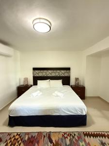 ein Schlafzimmer mit einem Bett mit zwei Handtüchern darauf in der Unterkunft Marazul Hotel Boutique in Isla Mujeres