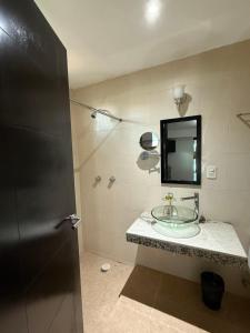 ein Badezimmer mit Waschbecken und Spiegel in der Unterkunft Marazul Hotel Boutique in Isla Mujeres