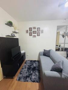 TV a/nebo společenská místnost v ubytování Seawind 2BR Condo near Samal Ferry Wharf + 10 fotografií