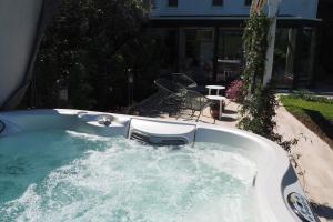 a bath tub with water in a yard at gure xokoa in Urrugne