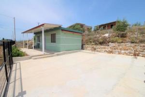 una casa con una gran entrada frente a un edificio en Ladin's House, en Sarandë