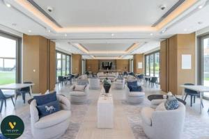un grand hall avec des canapés, des chaises et des tables dans l'établissement DOWNTOWN VIEWS II - VOGUE One Bedroom Apartment with Balcony, 42nd Floor Opposite Dubai Mall Skybridge, à Sabkhah 35 autres photos