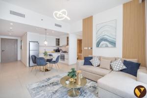 un salon avec un canapé et une table dans l'établissement DOWNTOWN VIEWS II - VOGUE One Bedroom Apartment with Balcony, 42nd Floor Opposite Dubai Mall Skybridge, à Sabkhah