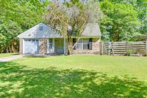 Κήπος έξω από το Near Shops and Eats Richmond Hill Home with Yard!