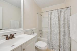 Ένα μπάνιο στο Near Shops and Eats Richmond Hill Home with Yard! +17 φωτογραφίες