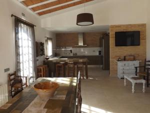 a large living room with a table and a kitchen at Mas Dauden in Campredó