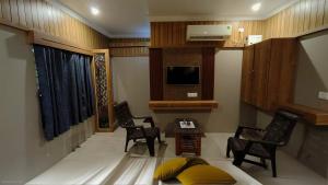 TV a/nebo společenská místnost v ubytování Hotel Govindh Heights
