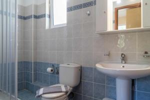 a bathroom with a toilet and a sink at Villa Nikolas in Balíon