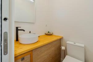 a bathroom with a sink and a toilet at Palmela Oásis Apartment I in Palmela +13 photos