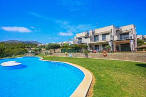 a large swimming pool in front of a house at LITORAL COSTA DORADA - Las TERRAZAS 2 in Miami Platja