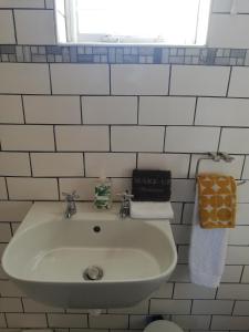 un lavandino bianco in un bagno con finestra di 1 Kingfisher Heads, Waterkant Street, Velddrif a Velddrif