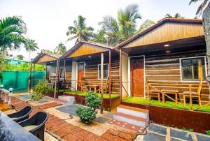 O grădină în afara N S beach cottage bar restaurant
