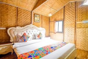 Un pat sau paturi într-o cameră la N S beach cottage bar restaurant