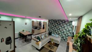 een woonkamer met een bank en een tafel bij Balance Apartman Debrecen in Debrecen +4 foto's