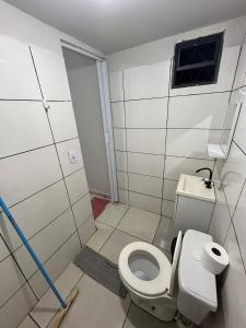 ein weißes Bad mit einem WC und einem Fenster in der Unterkunft Flat Girassol 02 próximo a Graciosa e UFT in Palmas + 2 Fotos