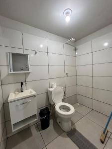 ein weißes Badezimmer mit Toilette und Waschbecken in der Unterkunft Flat Girassol 02 próximo a Graciosa e UFT in Palmas