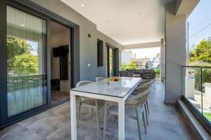 a dining room with a white table and chairs at UpArtments in Potos