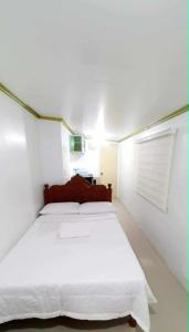 Postel nebo postele na pokoji v ubytování R&G Transient Affordable Studio Apartment, Aurora