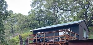 ein schwarzes kleines Haus mit einem Metalldach in der Unterkunft Griffin's Nest Cottage in Mbabane + 6 Fotos