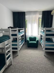 Llit o llits en una habitació de Amazon Hostel Podgorica