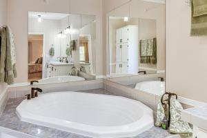 Ένα μπάνιο στο 4 Mi to Norfork Lake Country Stay with Farm Views! +16 φωτογραφίες