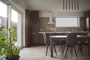 eine Küche und ein Esszimmer mit Tisch und Stühlen in der Unterkunft Bungalov Vlnka in Vlachy