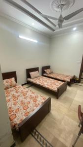 イスラマバードにあるRoyal blue boys hostelの天井の客室で、ベッド4台が備わります。