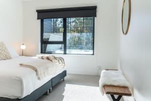 Postel nebo postele na pokoji v ubytování Mountainview Escape by Revelstoke Vacations