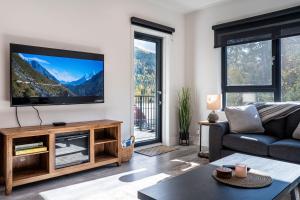 TV a/nebo společenská místnost v ubytování Mountainview Escape by Revelstoke Vacations
