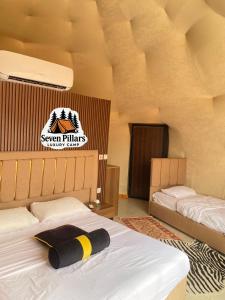 Postel nebo postele na pokoji v ubytování Seven Pillars Luxury Camp
