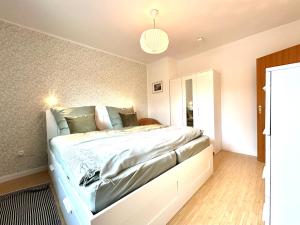 a bedroom with a large bed in a room at HeideHygge 4 in Schneverdingen